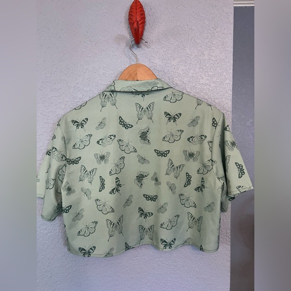Butterfly Patterned Button-Up Collared Crop-Top - Picture 5 of 7